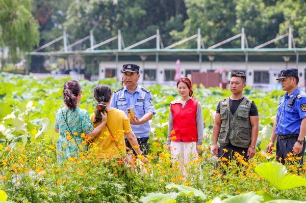倍悦网配资 民警老张的余村守护日志: 日均3万步是怎么走出来的?